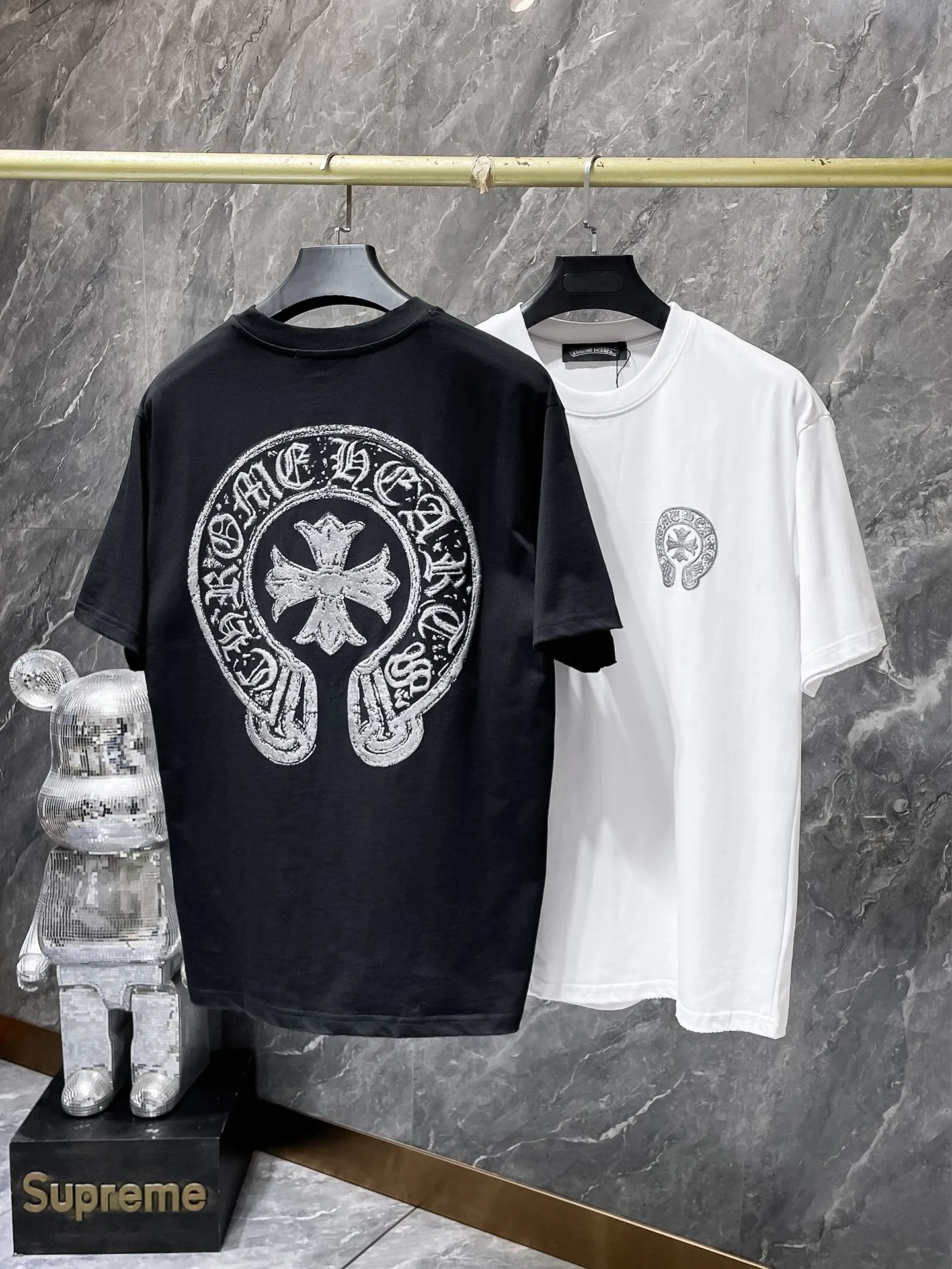 P150 New Chrome Hearts 25ss high version in summer. High gram weight, environmentally friendly and high-quality top fabric. 275g~270g. Chrome retro high-end worn short sleeves. Counter synchronization. Re-engraved version 1:1. Recommended color: black white. Size: S, M, L, XL.